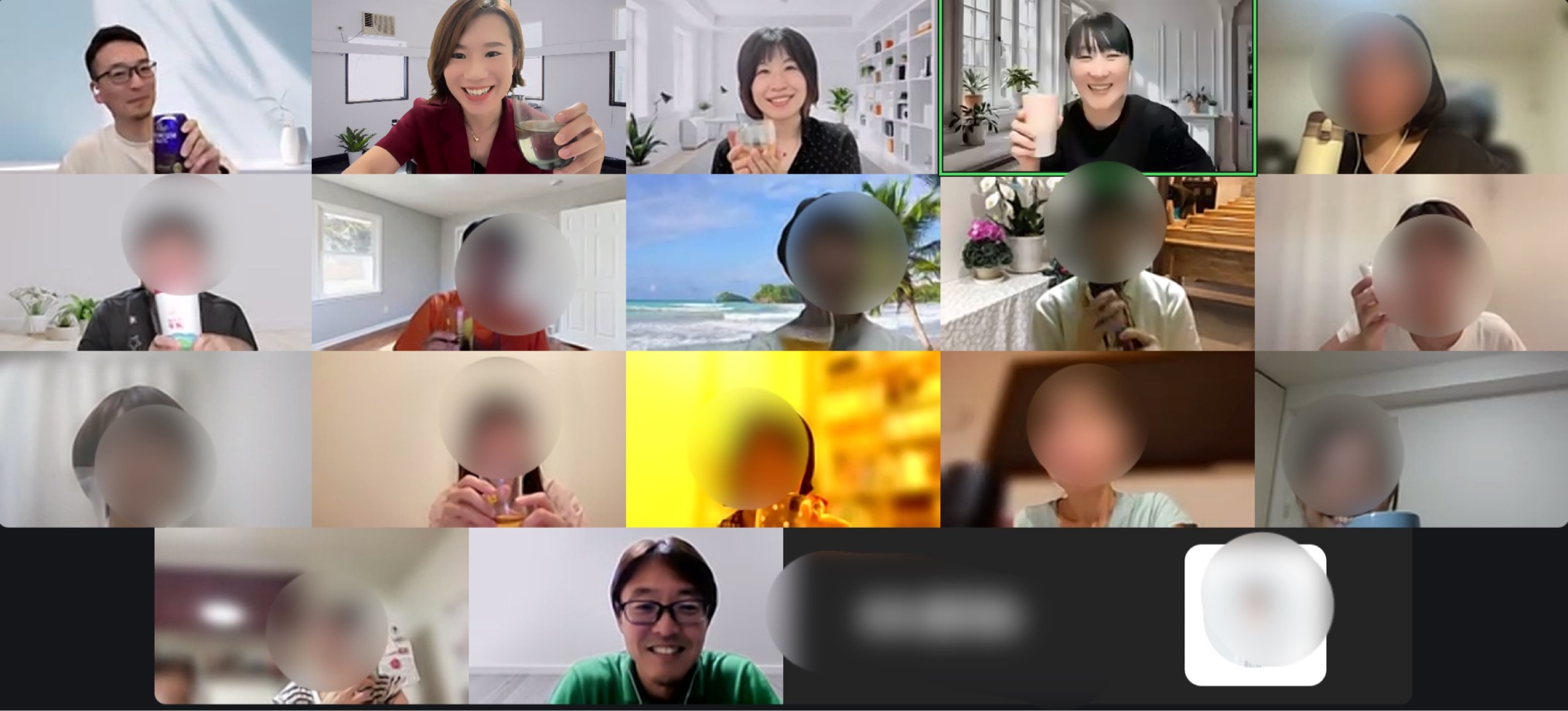 画面いっぱいに並んだ参加者のみなさん。名前は「オンライン暑気払い」、実態はただのオンライン飲み会です。笑