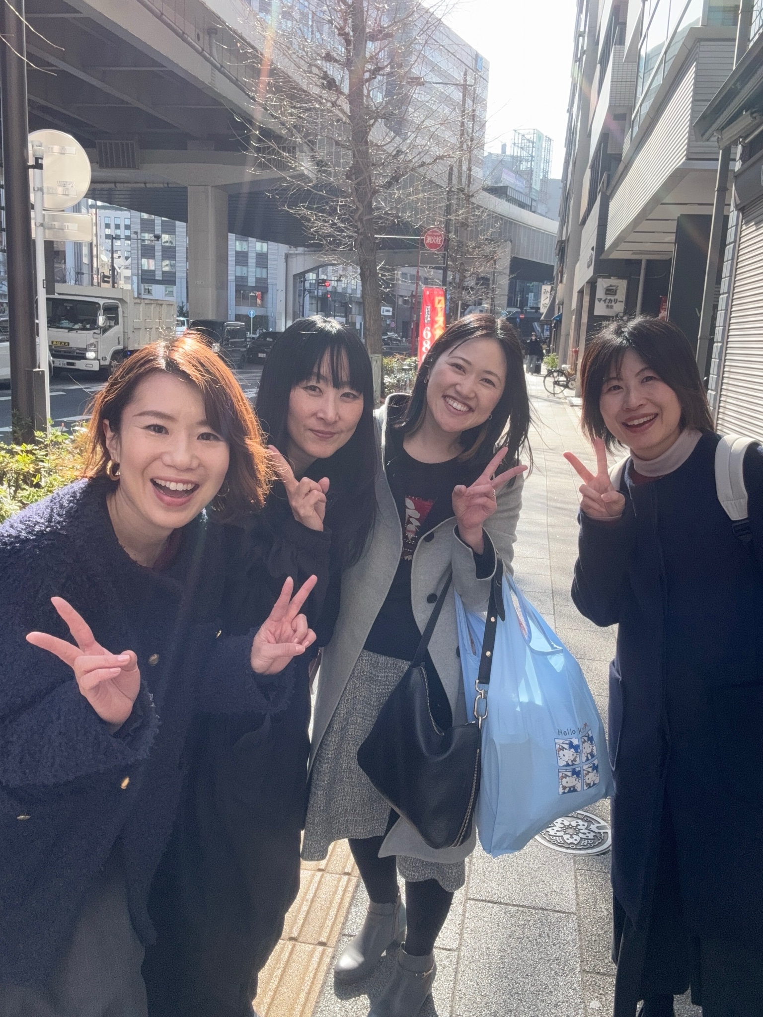 開催準備の前に、会場近くの道で1枚。新川・コーチまさえ・コーチりさ・事務局朝比奈です。笑
